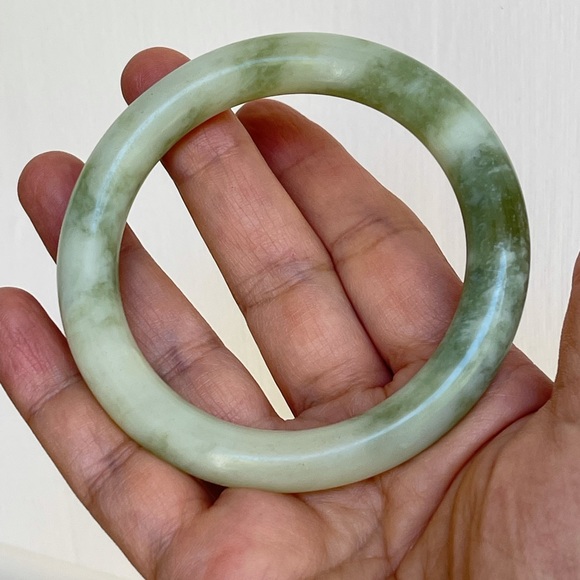 Green treated jade carved bangle bracelet - Picture 2 of 7